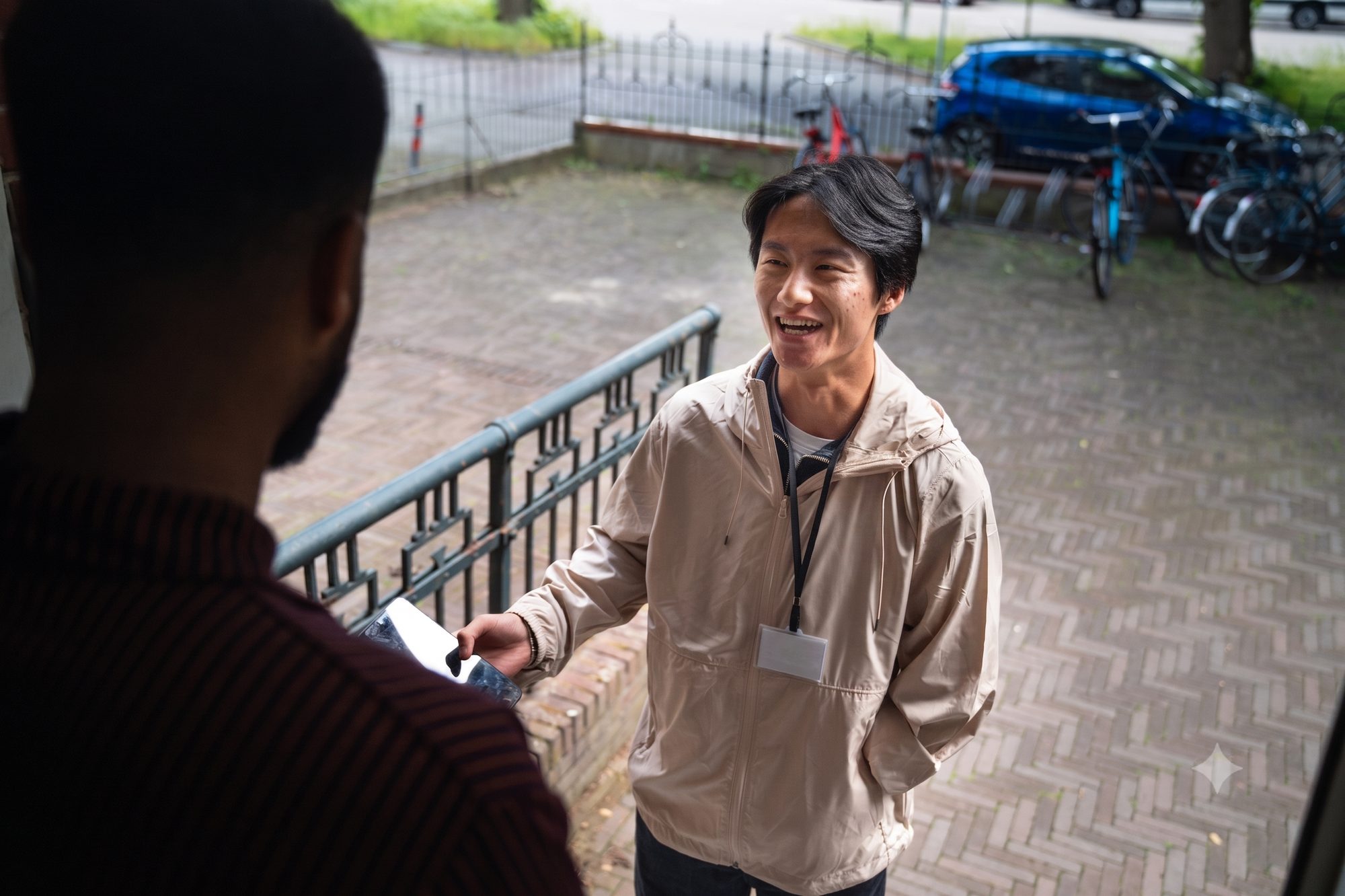 Werver in gesprek aan de deur